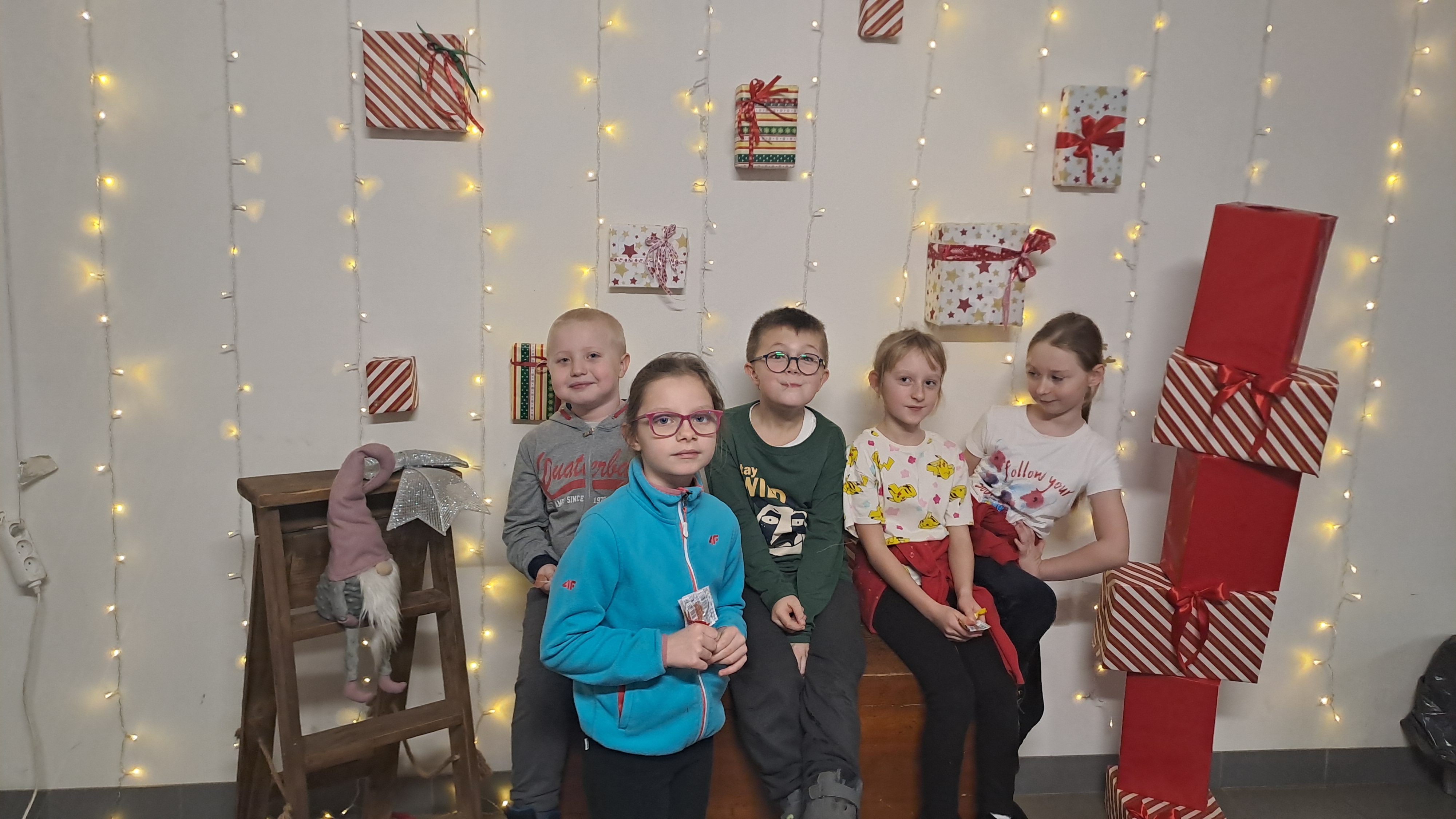 Klasy pierwsze na mikołajkowej wycieczce w alpakach